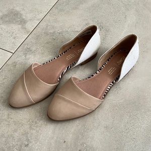 Toms D’Orsay Flats. Cream. W8.